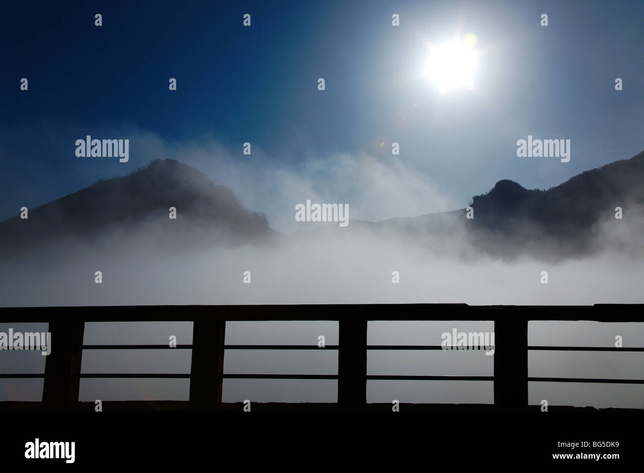 Brücke im Nebel Stockfoto