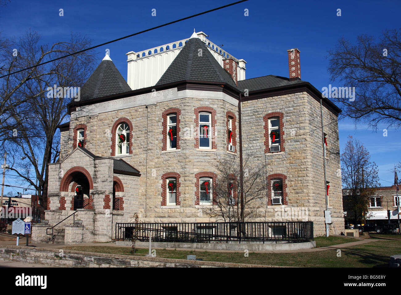 Marion County Courthouse mit Saisondekorationen, Yellville Arkansas. Stockfoto