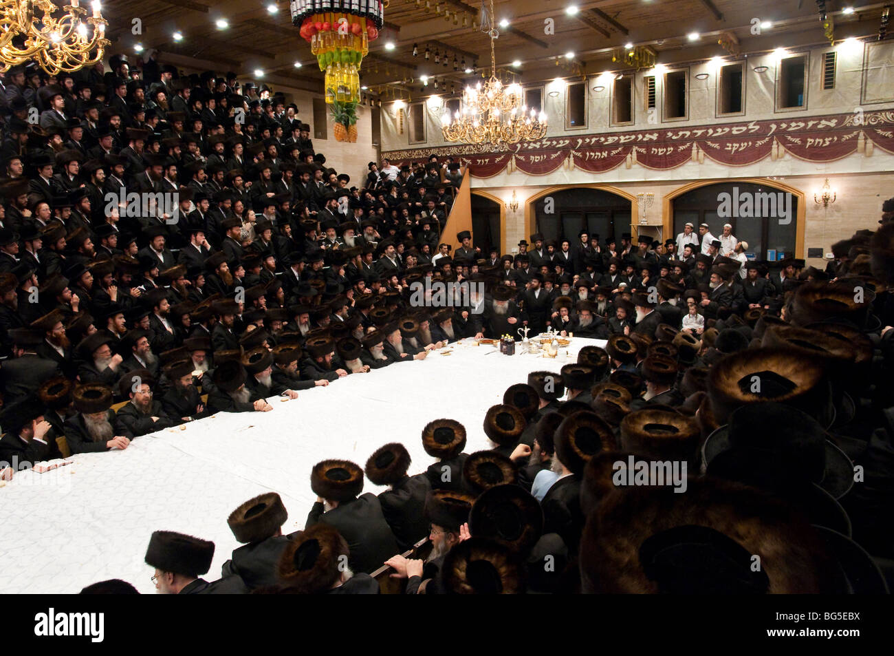 Belz Tish Feier während des Sukkot-Festes Stockfoto