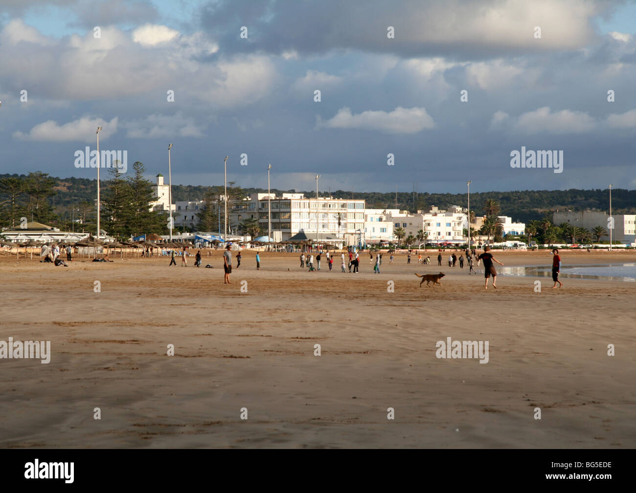 Menschen, die ein Spaziergang am Strand von Essaouira, Stockfoto