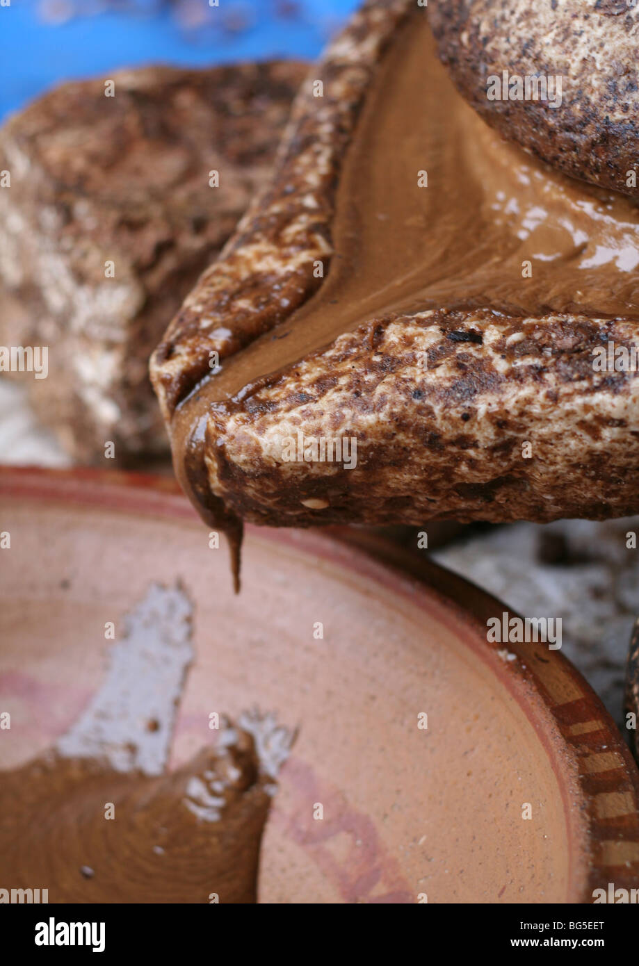 Traditionelle Verfahren zur Herstellung von Argad'or (Argan-Öl) Stockfoto