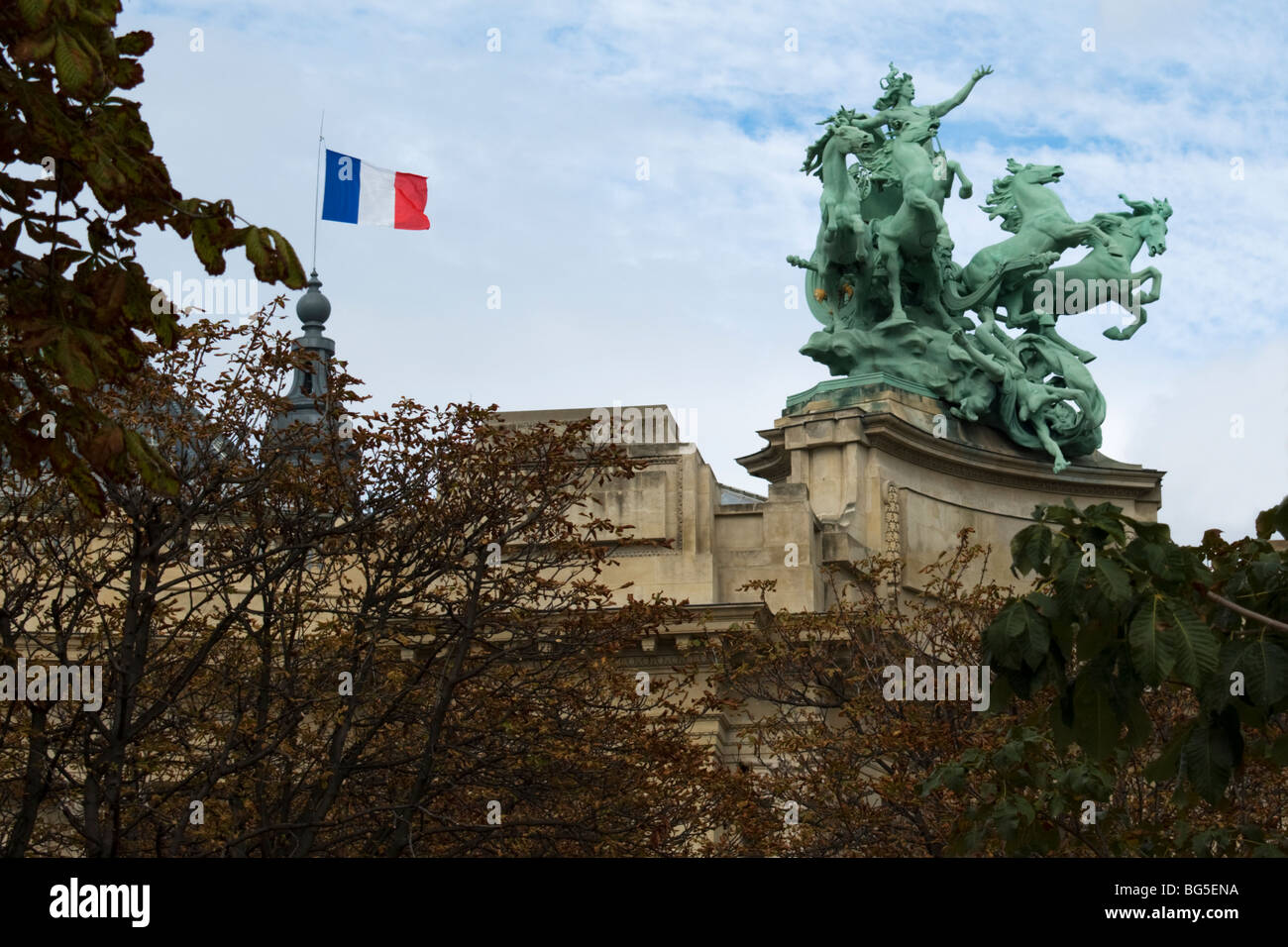 Französische Flagge und Skulptur auf dem Dach des Salon des Artistes Indépendants, Paris, Frankreich. Stockfoto