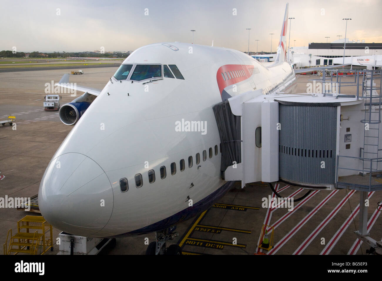 Passagierflugzeug mit Airbridge am Flughafen Sydney Stockfoto