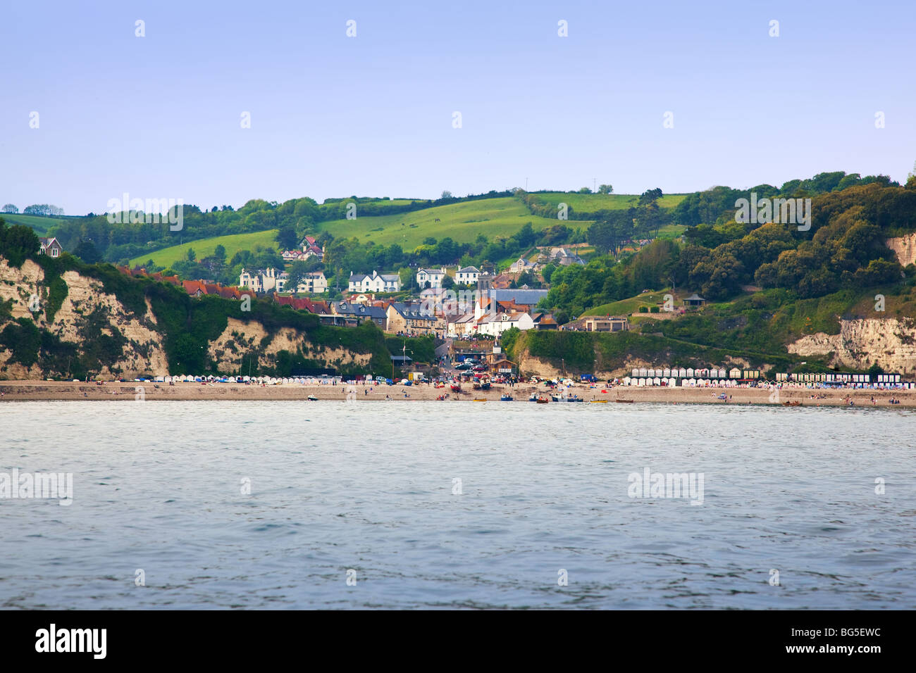 Bier, Devon Schuß von einem Boot auf See Blick zurück Richtung Hafen zu Beginn der Sommerferien 2009. Stockfoto