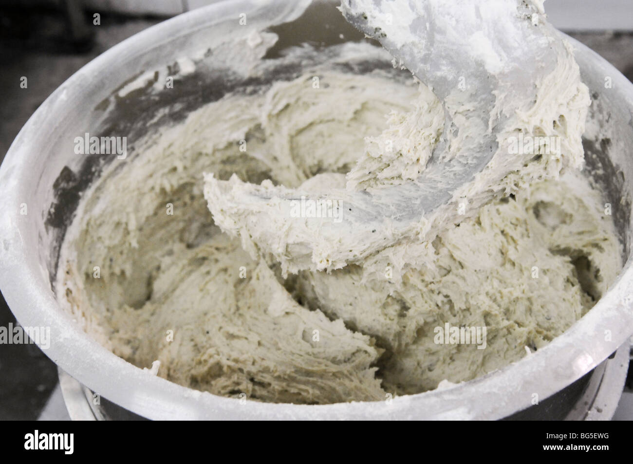 Großbäckerei. Teig zu kneten Stockfoto