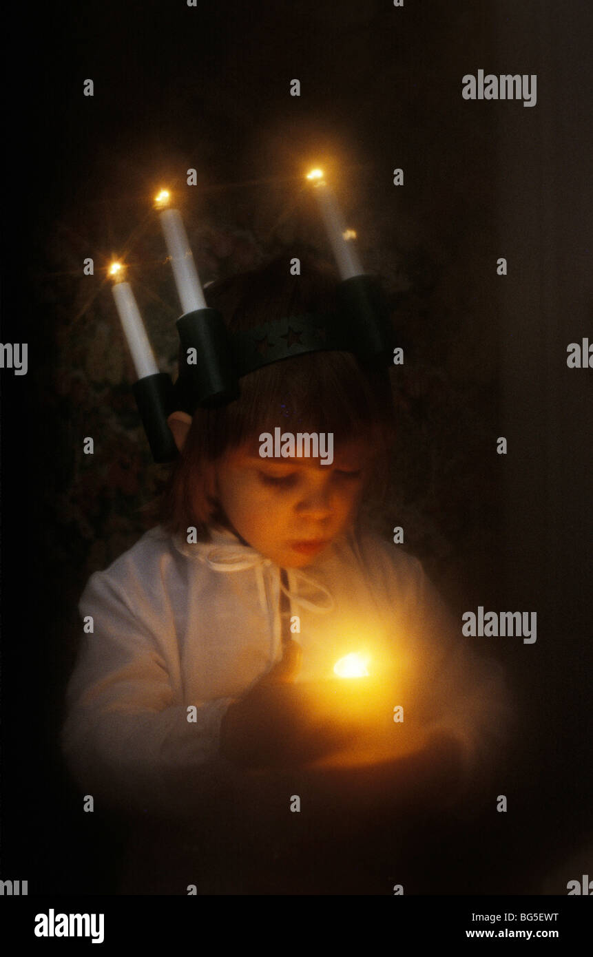 Die Tradition in Schweden mit Sankt Lucia kommen mit dem Licht der 13. Dezember Lucia Stockfoto