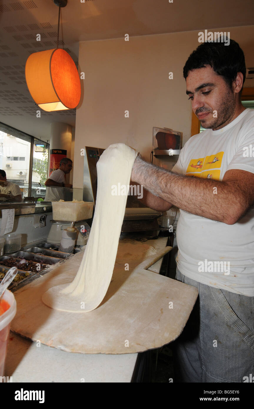 Israel, Tel Aviv, Vorbereitung der Pizzateig Pizza-shop Stockfoto