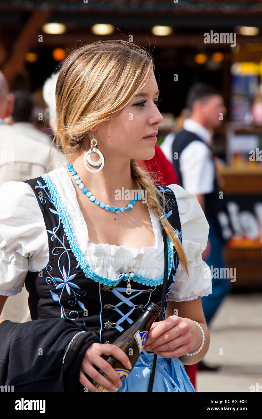 Bayerische Frau mit Bier am Oktoberfest München Stockfoto