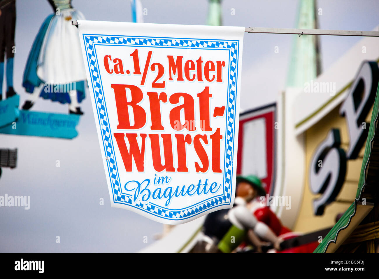 Werbeschild für 1/2 Meter Wurst im Brot, Oktoberfest München Stockfoto