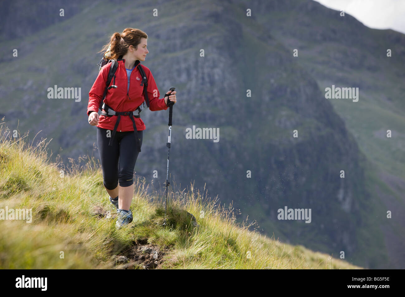 Weiblichen Hügel Walker im englischen Lake District Stockfoto