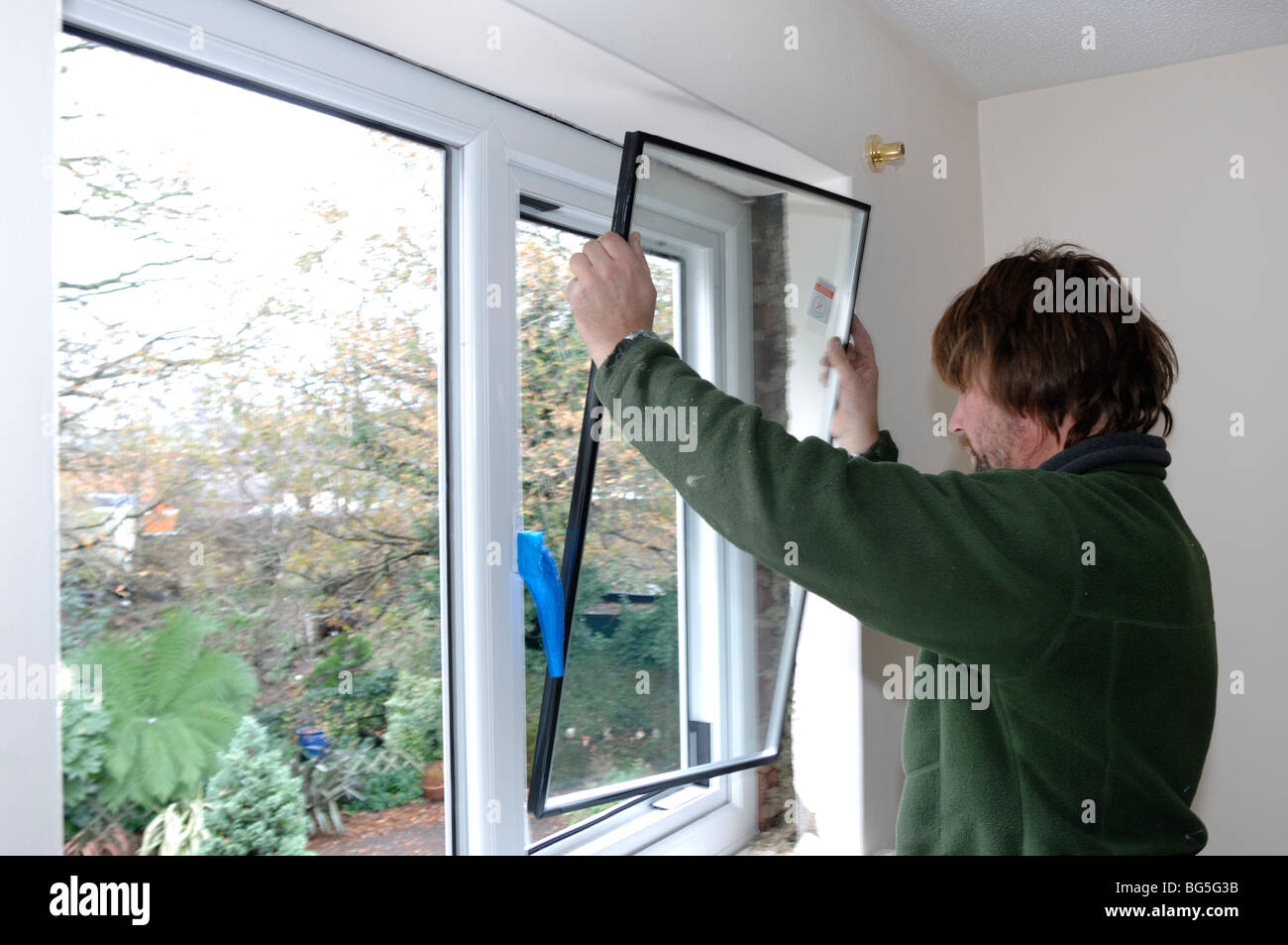 Installieren neue doppelt verglaste Fenster in einem Haus Stockfoto