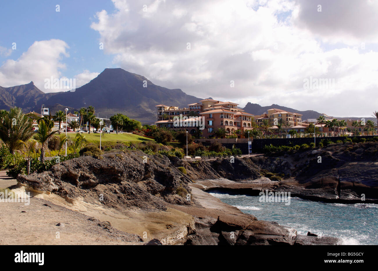 DIE NOSTALGISCHE MALERISCHE KÜSTE IM CASA DUQUE AN DER COSTA ADEJE IM WINTER. TENERIFFA. KANARISCHE INSELN. 2009 Stockfoto