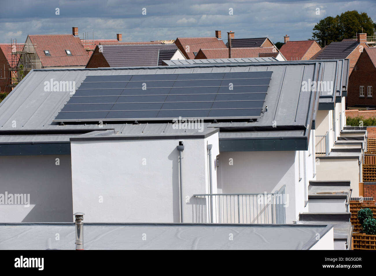 Dach montierte Photovoltaik-Solarzellen auf einer Neubausiedlung Stockfoto