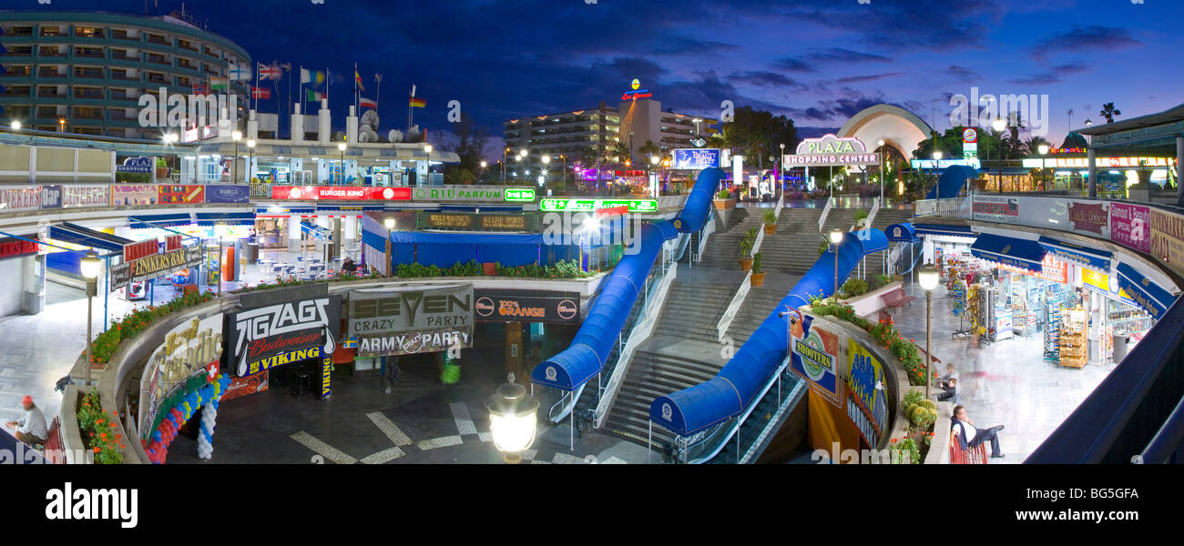 Panoramablick von der Plaza Shopping Centre in Playa del Ingles, eines der wichtigsten Epizentren des Nachtlebens im resort Stockfoto