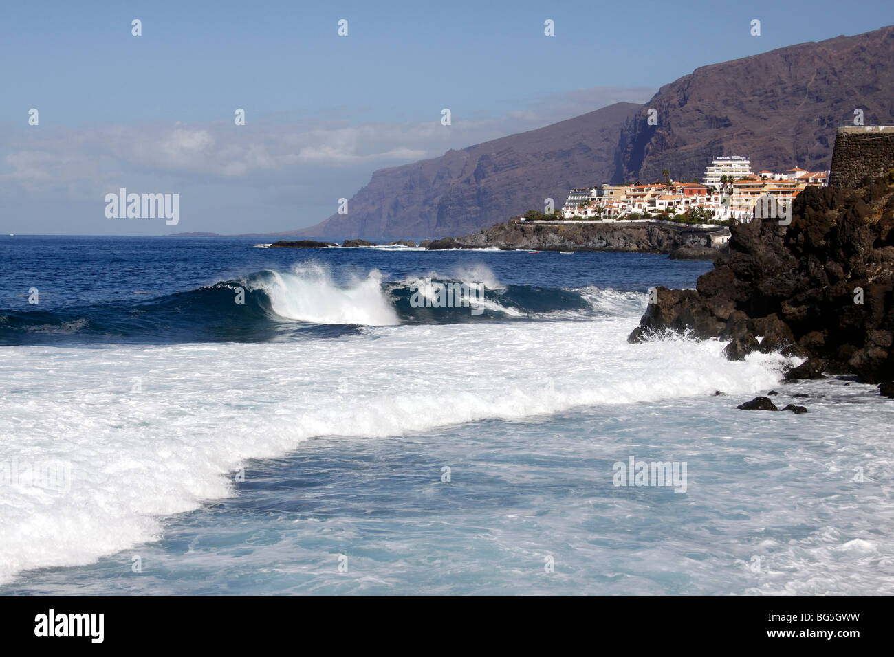 SURFEN IM ATLANTIK IN DER PLAYA DE LA ARENA AUF DER KANARISCHEN INSEL TENERIFFA IM WINTER. Stockfoto