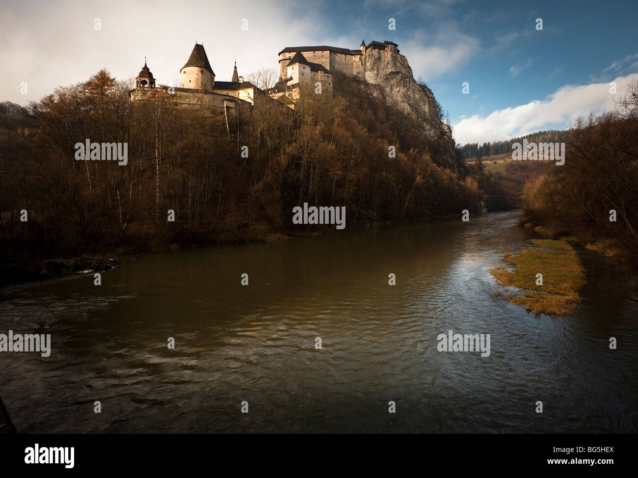Burg in Oravsky Podzamok, Orava, Slowakei in späten Herbsttag Stockfoto