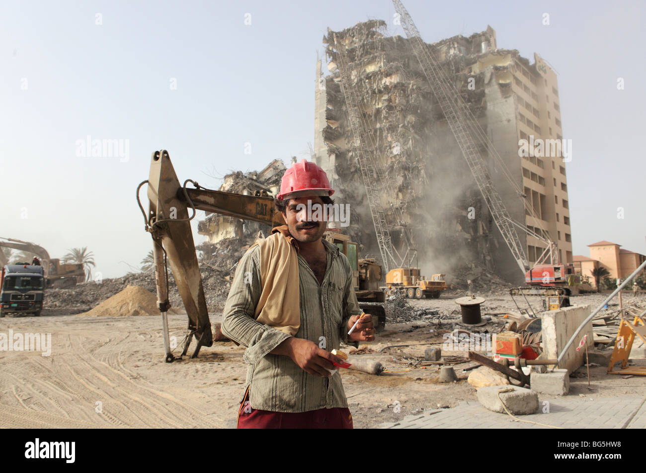 Ein Bauarbeiter während seiner Zigarettenpause, Dubai, Vereinigte Arabische Emirate Stockfoto
