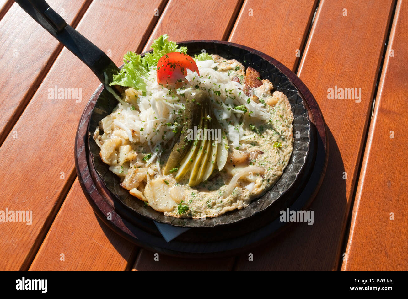 Bauernfrühstück in Pfanne, Spezialität Essen, Essen, Insel Usedom, Mecklenburg-Vorpommern, Deutschland | Bratkartoffeln (genannt Stockfoto