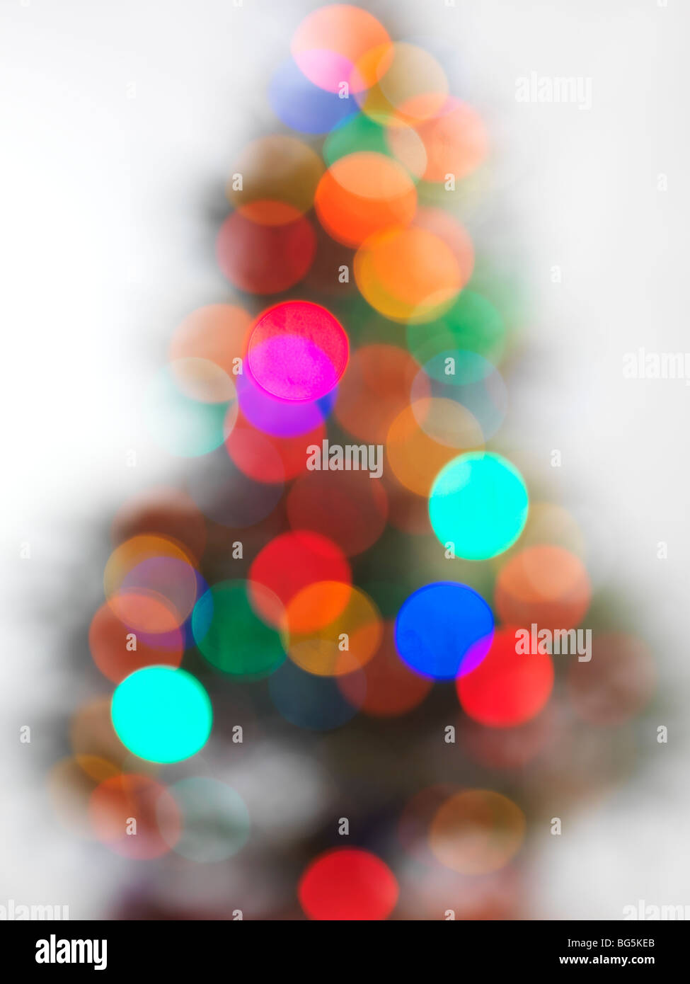 Out of Focus dekorierten Weihnachtsbaum auf weißem Hintergrund Stockfoto