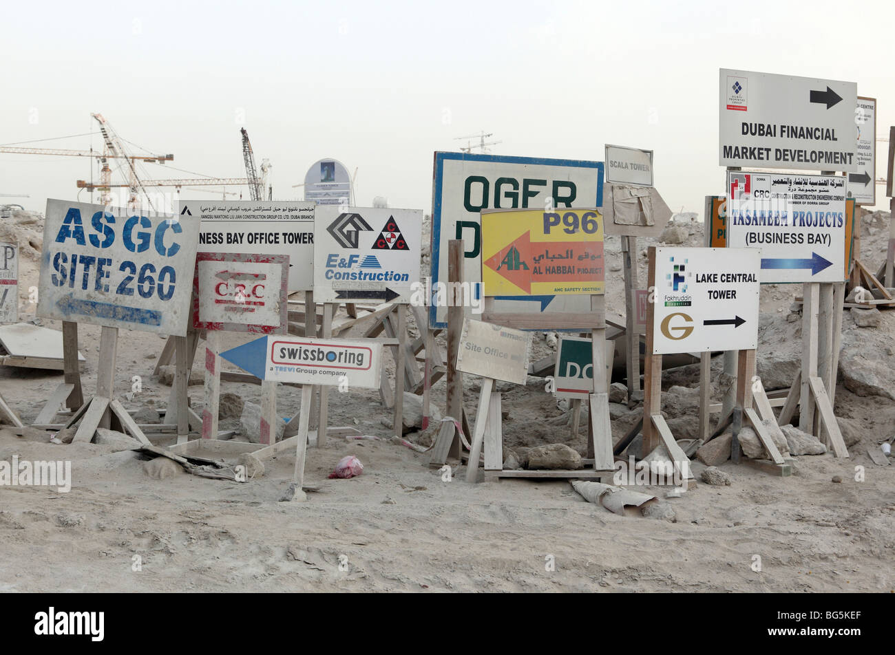 Wegweiser zeigen den Weg zu zahlreichen Baustellen, Dubai, Vereinigte Arabische Emirate Stockfoto