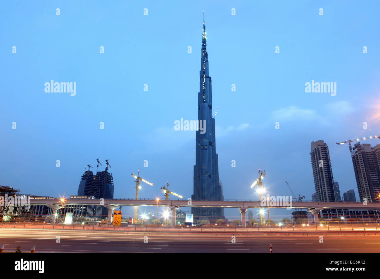 Burj Dubai im Bau am Abend, Dubai, Vereinigte Arabische Emirate Stockfoto