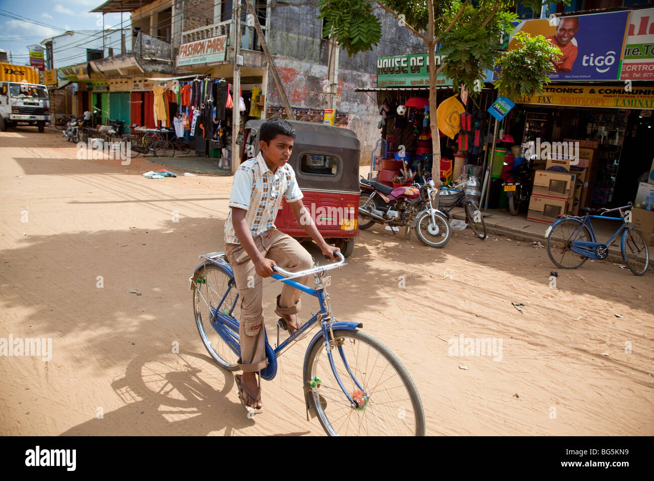 Ein Junge durchläuft die Stadt Pottuvil, an der Ostküste Sri Lankas. Stockfoto