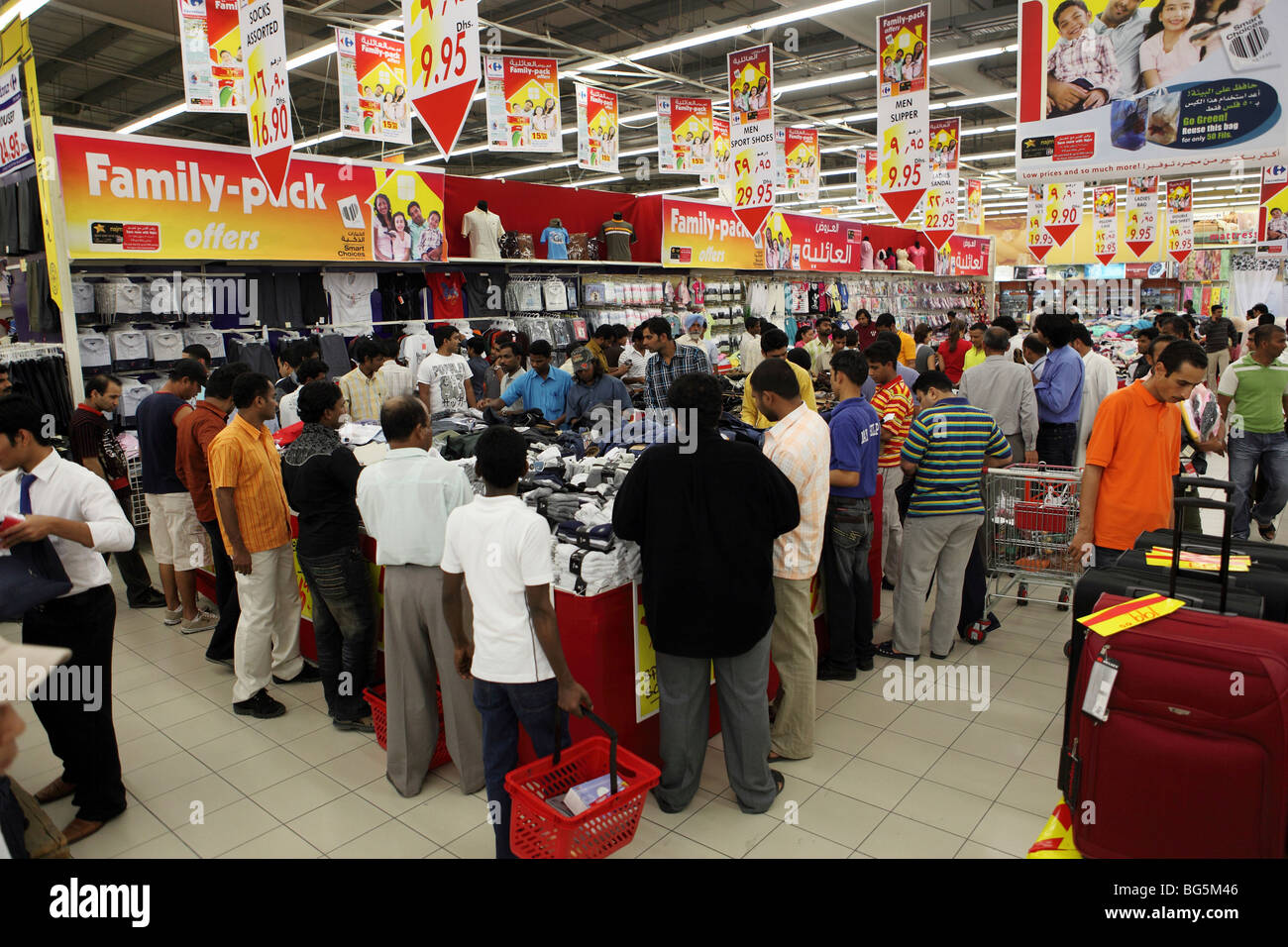 Kunden im Carrefour, Dubai, Vereinigte Arabische Emirate Stockfoto