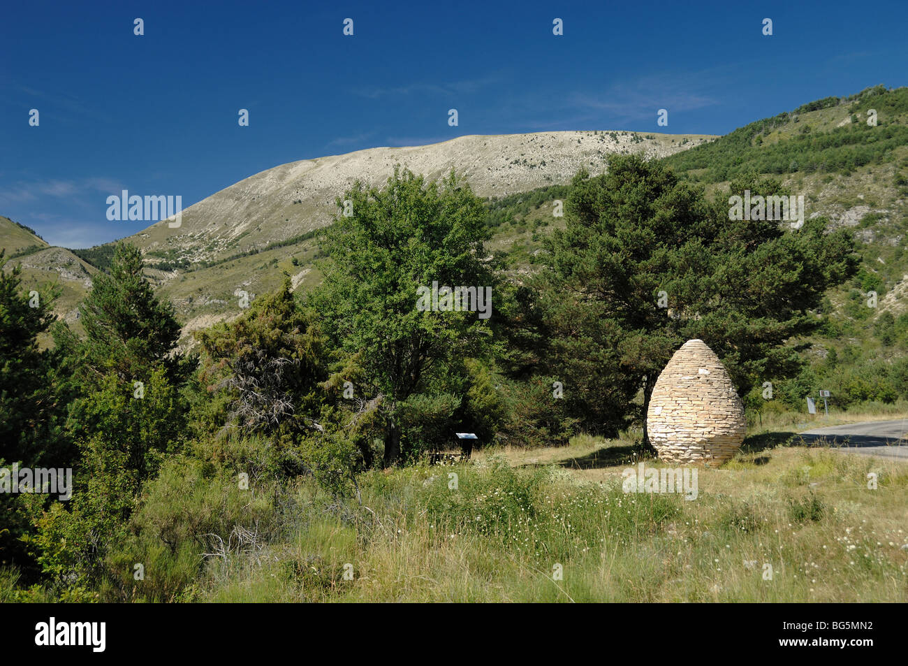 Andy Goldsworthy Landart oder Dry Stone Cone Sculpture, Clumanc, Asse Valley, Alpes-de-Haute-Provence, Frankreich Stockfoto