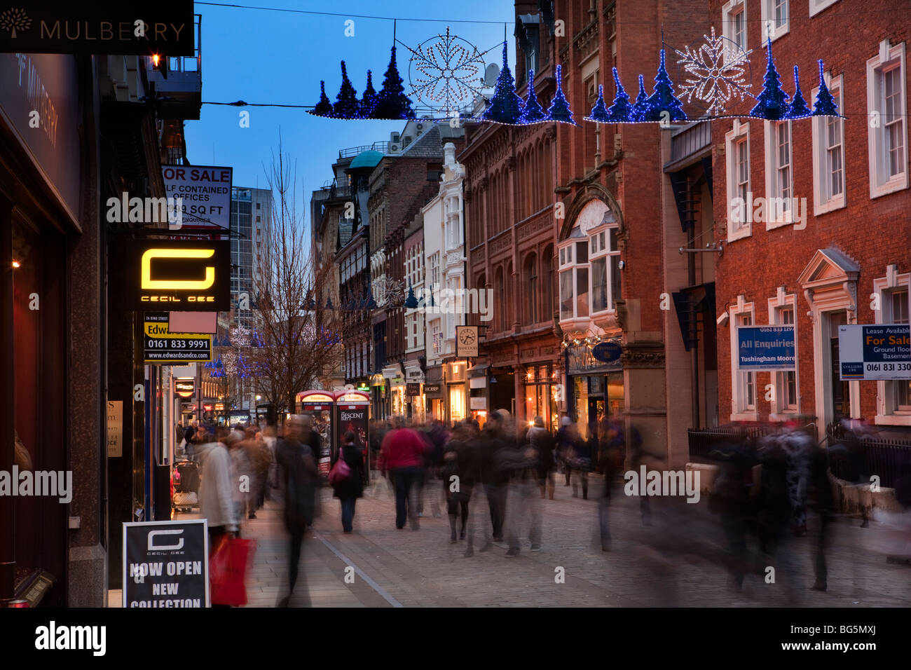 Großbritannien, England, Manchester, King Street, Weihnachtsbeleuchtung über Shopper Stockfoto