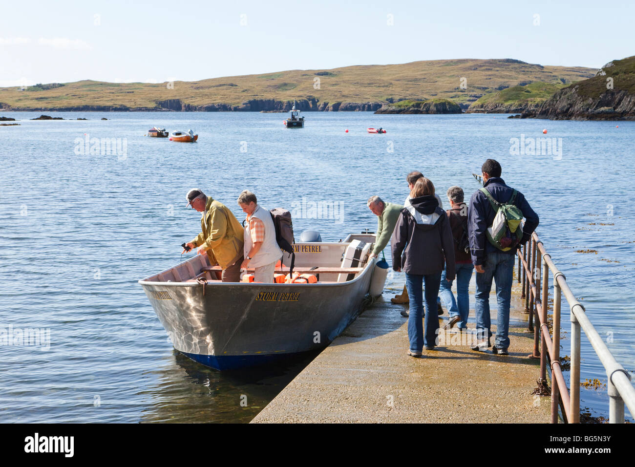 Passagiere, die von Tarbet, Highland, Schottland, aus mit der saisonalen Fähre nach Handa Island fahren Stockfoto