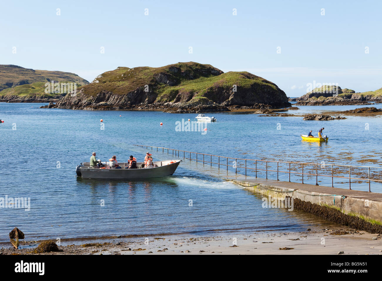 Passagiere, die von Tarbet, Highland, Schottland, aus mit der saisonalen Fähre nach Handa Island fahren Stockfoto