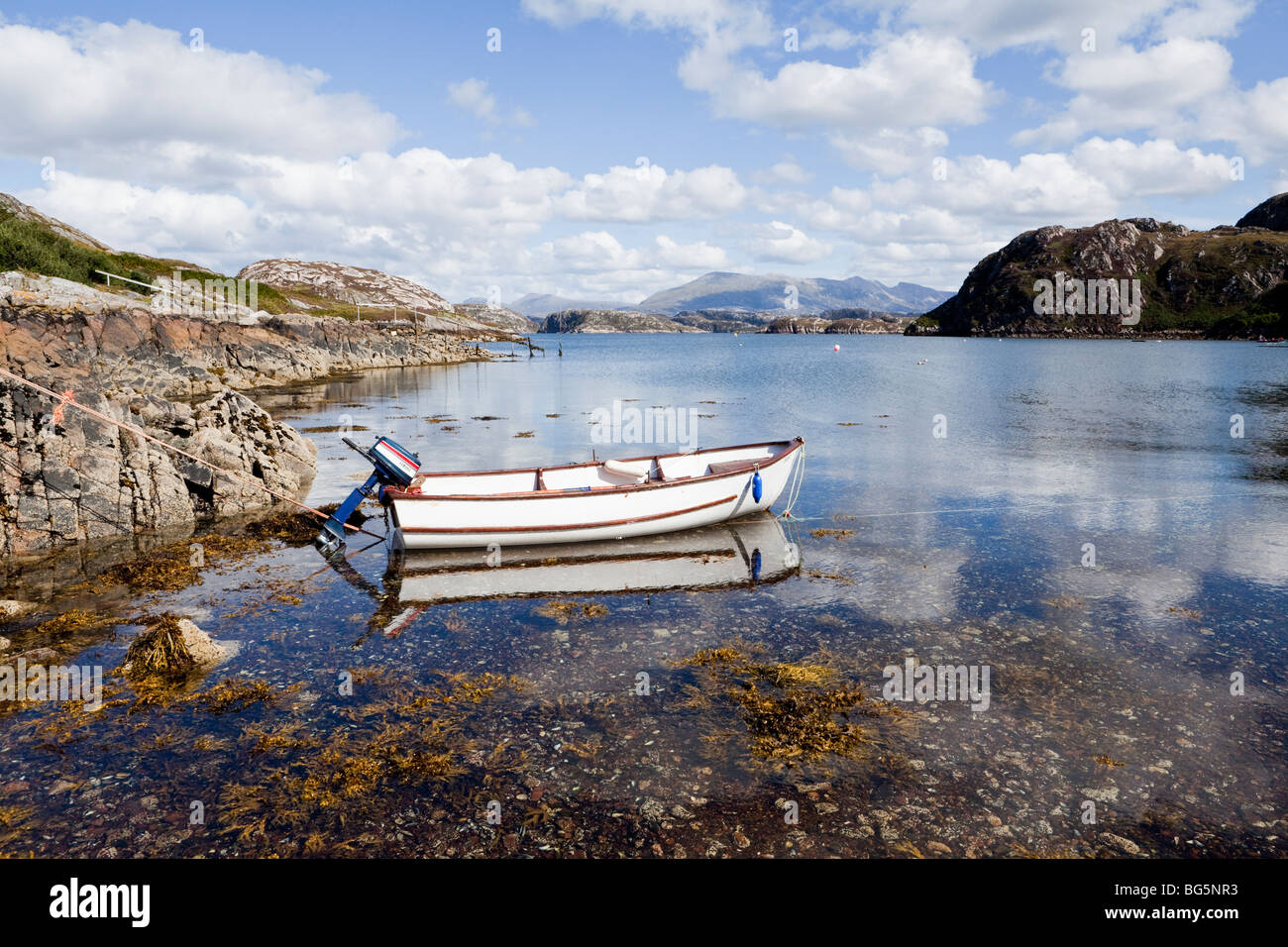 Das klare Wasser des Loch Laxford bei Fanagmore, Highland, Schottland Stockfoto