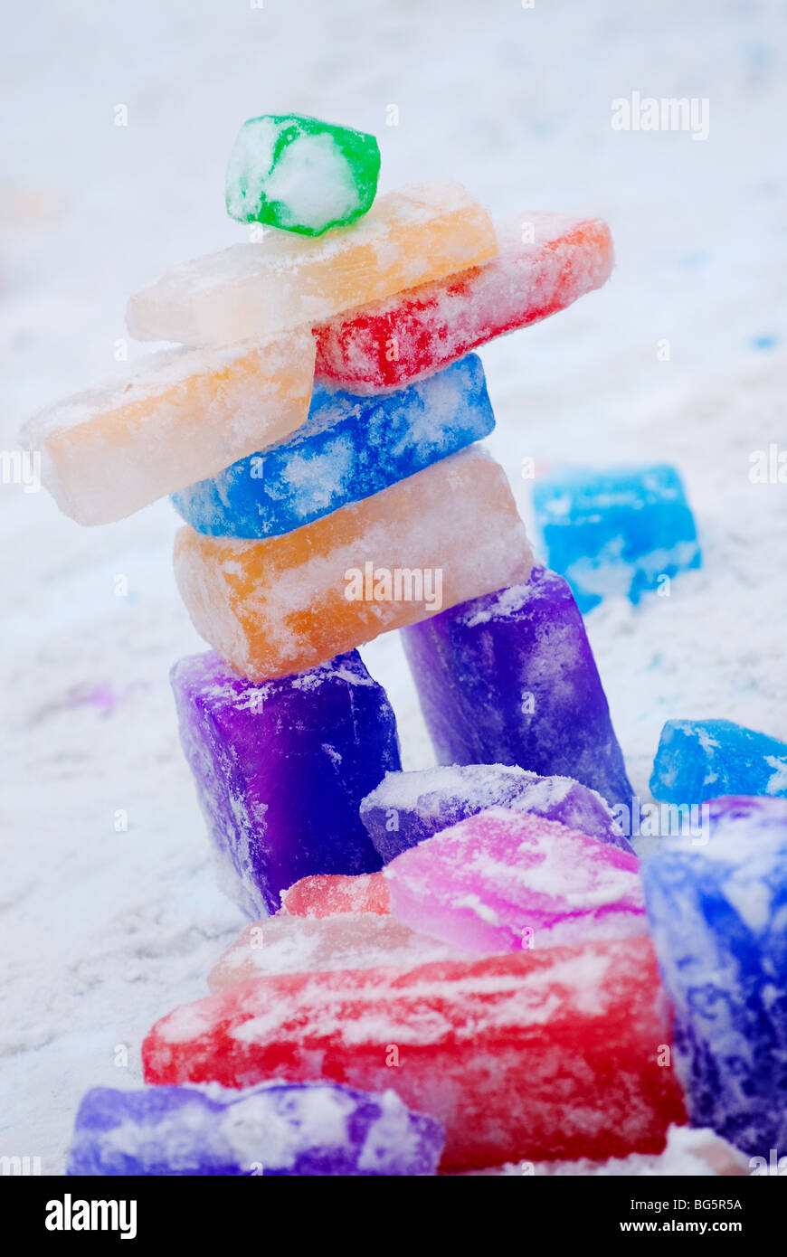 Eine bunte Inukshuk aus Eisblöcken Ottawas jährliche Winterlude Festival geschaffen. Stockfoto