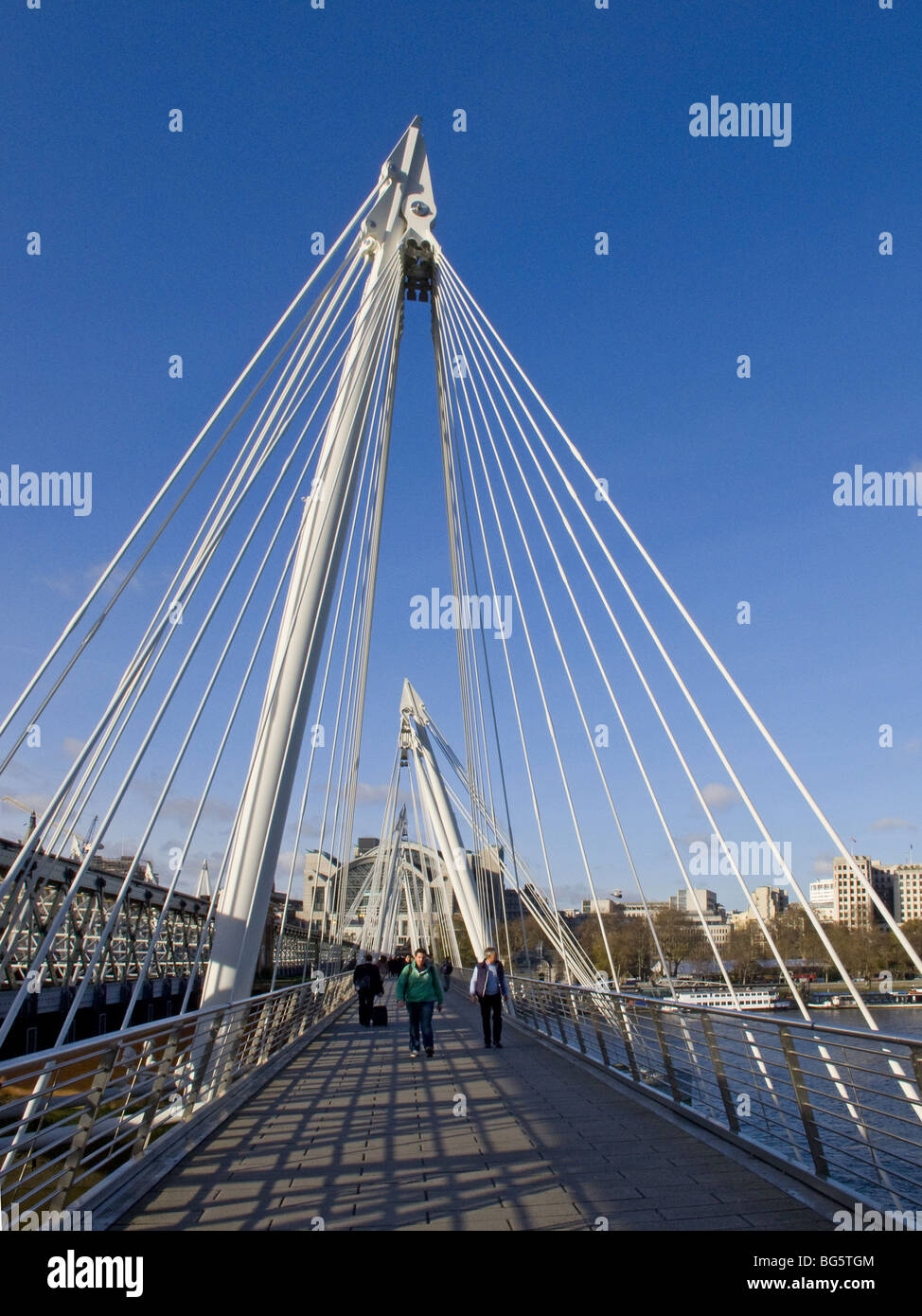 London-Ansicht von Hungerford Eisenbahn- und Fußgängerbrücken aus der South Bank Stockfoto
