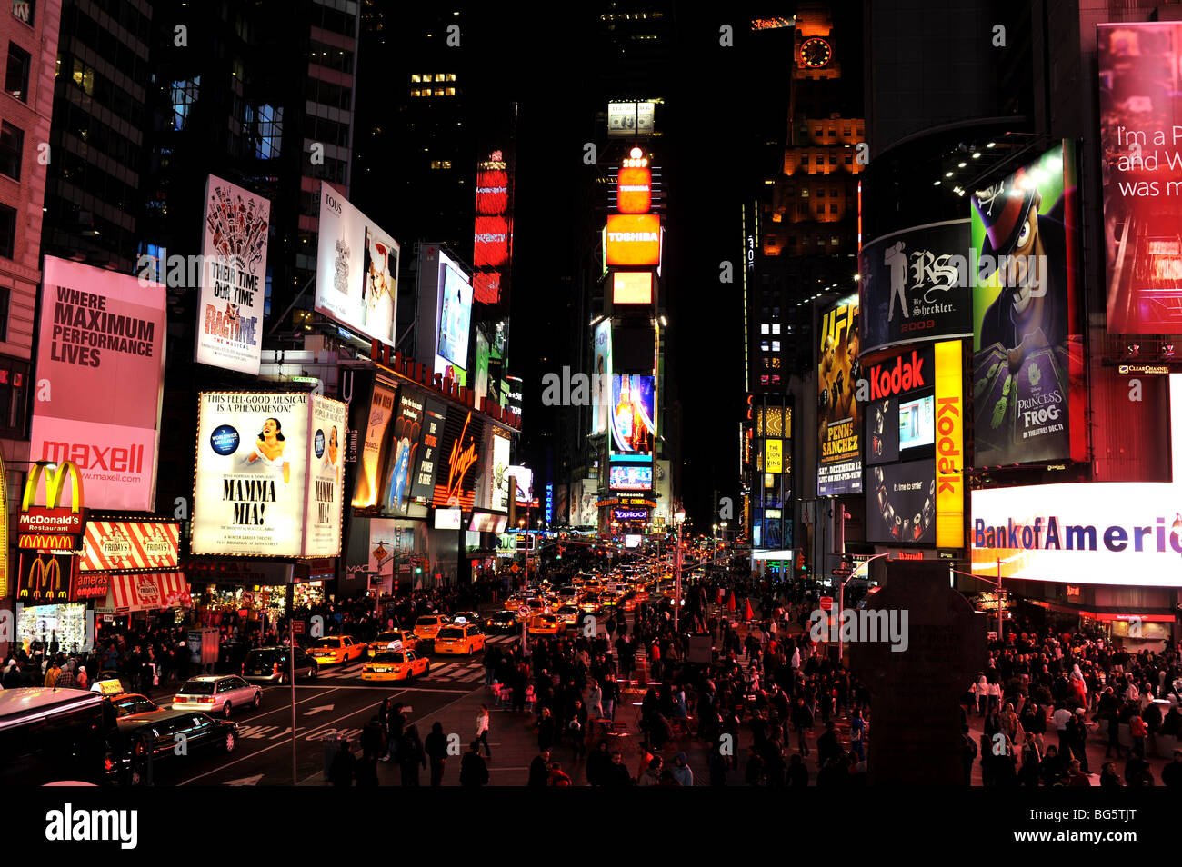 Neon-Schilder und gelbe Taxi-Taxis leuchten auf Dem Times Square in New York USA - Stockfoto