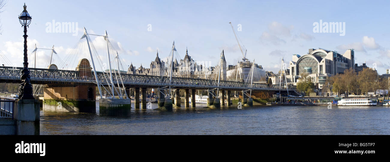London-Ansicht der Hungerford Eisenbahn- und Fußgängerbrücken aus dem South Bank-panorama Stockfoto