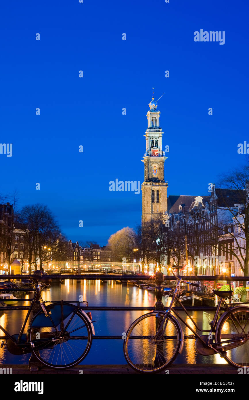 Westertoren Wester "Toren" Amsterdam. Der Turm der Westerkerk, West Church an der Prinsengracht, Prinsen Gracht Kanal in der Abenddämmerung Stockfoto