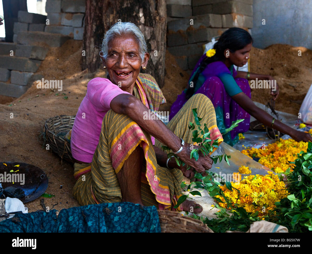 Alte indische Frau Verkauf von Blumen auf einem Markt, Puttaparthi, Süd-Indien Stockfoto