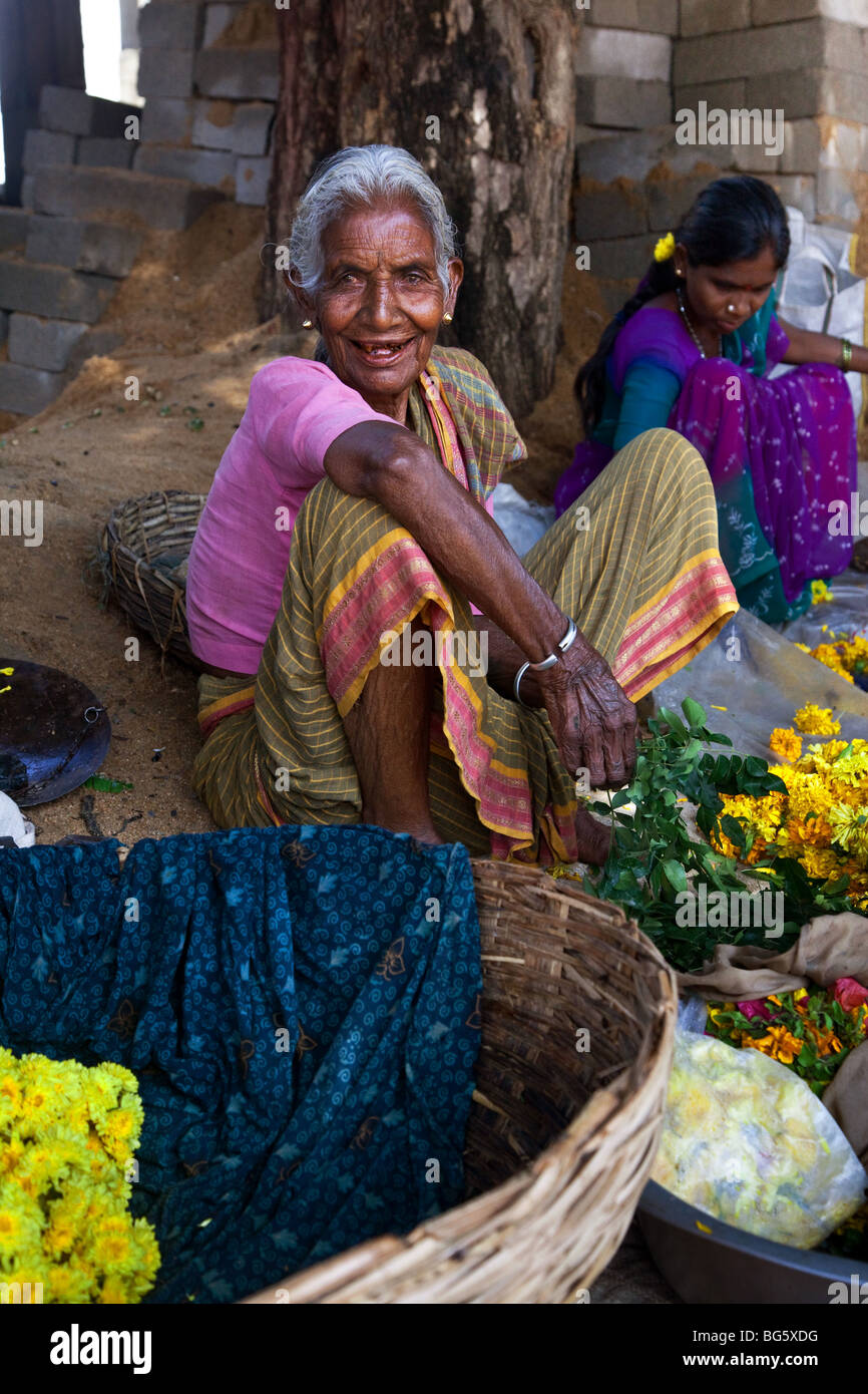 Alte Frau Verkauf von Blumen auf einem Markt, Puttaparthi, Süd-Indien Stockfoto
