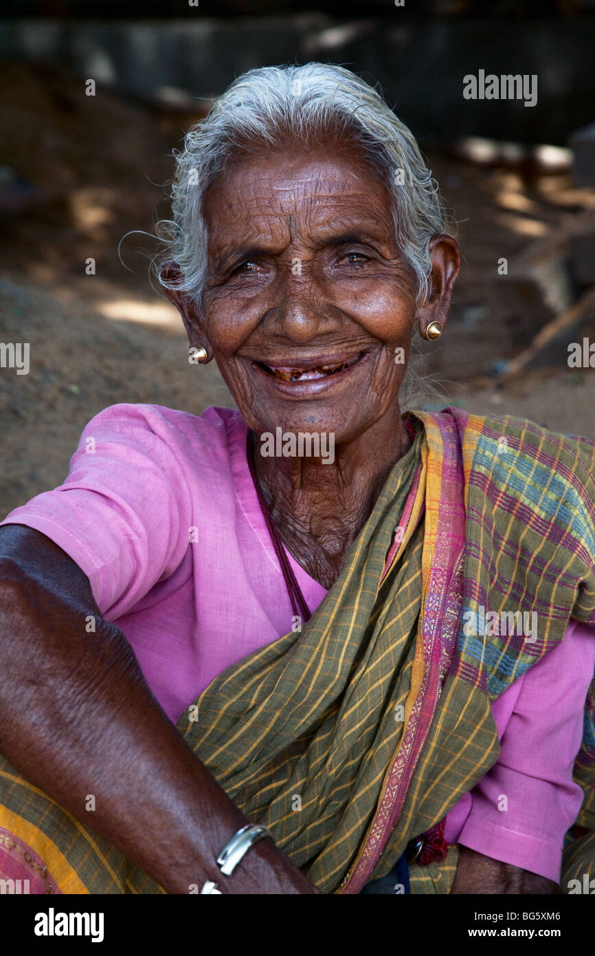 Alte indische Frau Verkauf von Blumen auf einem Markt, Puttaparthi, Süd-Indien Stockfoto