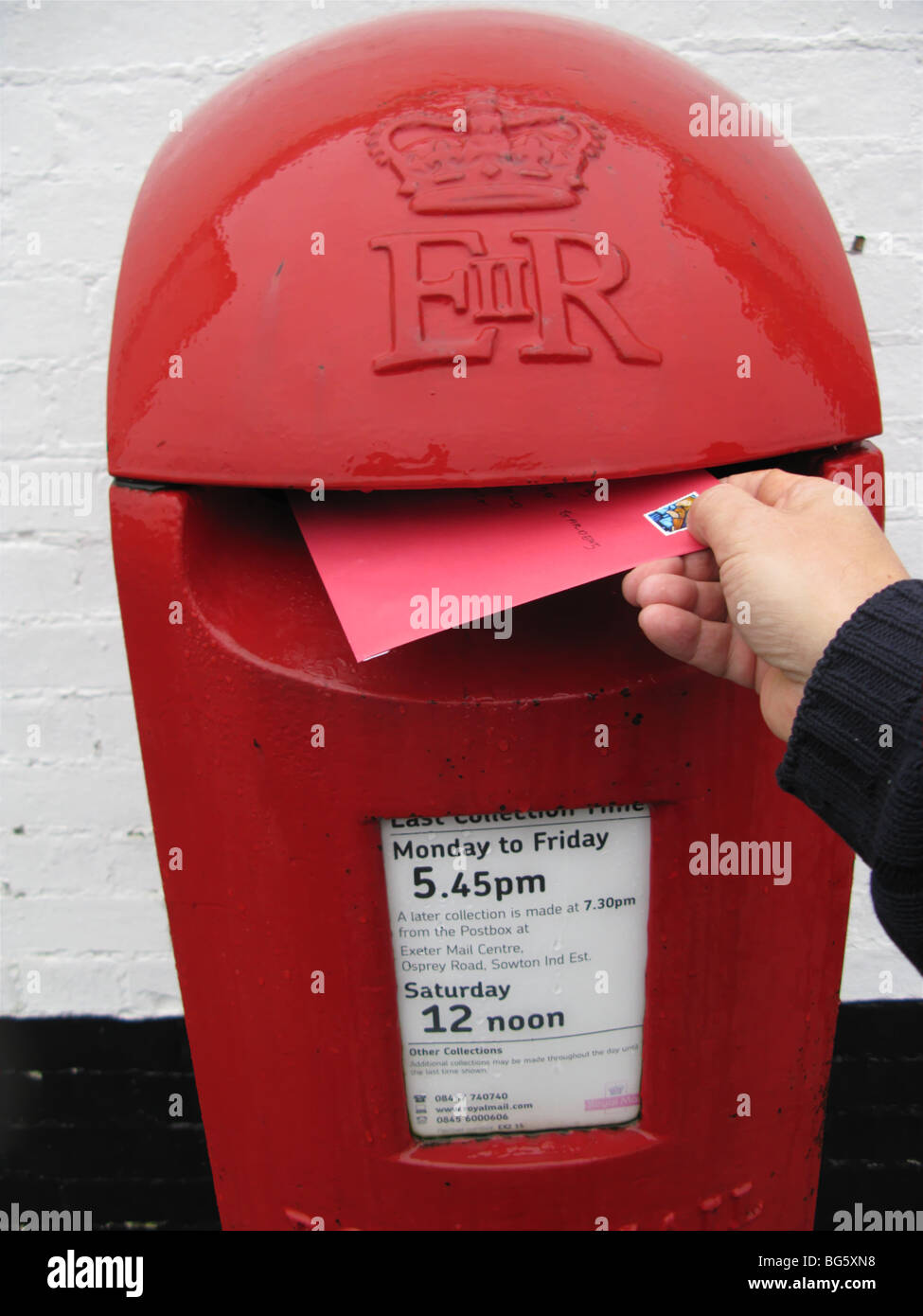 Hand buchen Weihnachtskarten schreiben in modernem Design UK Briefkasten Stockfoto