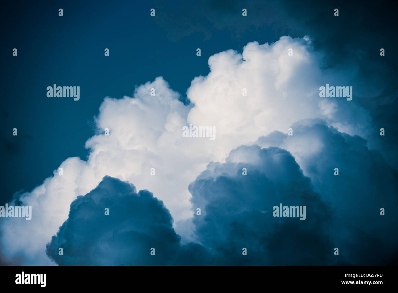 Dunkel wogenden Wolken am Himmel bedeutet einen Sturm. Stockfoto