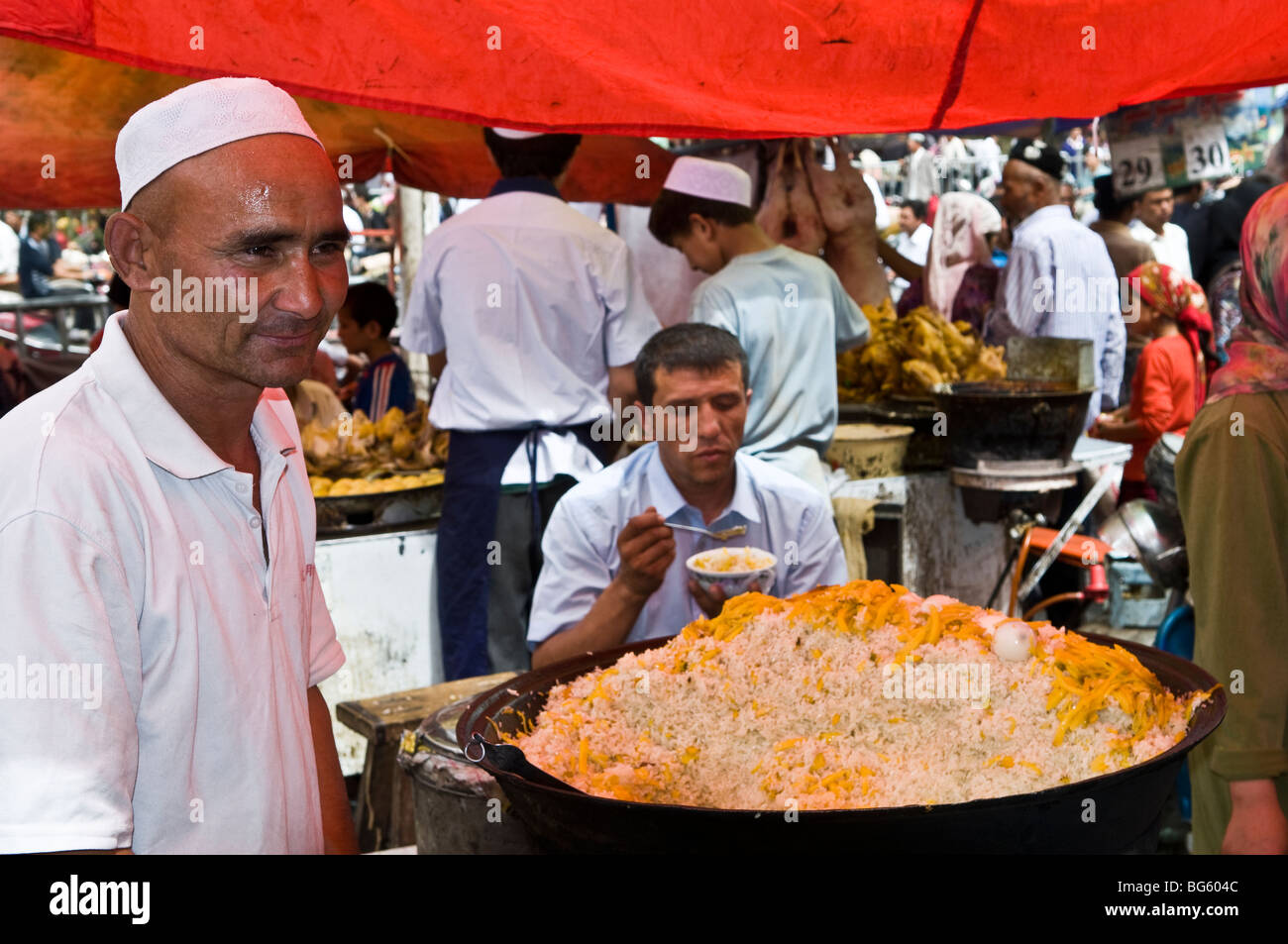 Suppen für das Mittagessen während der anstrengenden Sonntagsmarkt in Kashgar. Stockfoto
