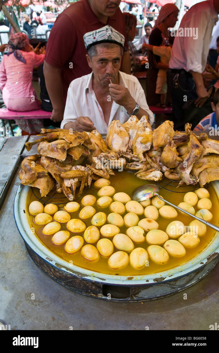 Suppen für das Mittagessen während der anstrengenden Sonntagsmarkt in Kashgar. Stockfoto