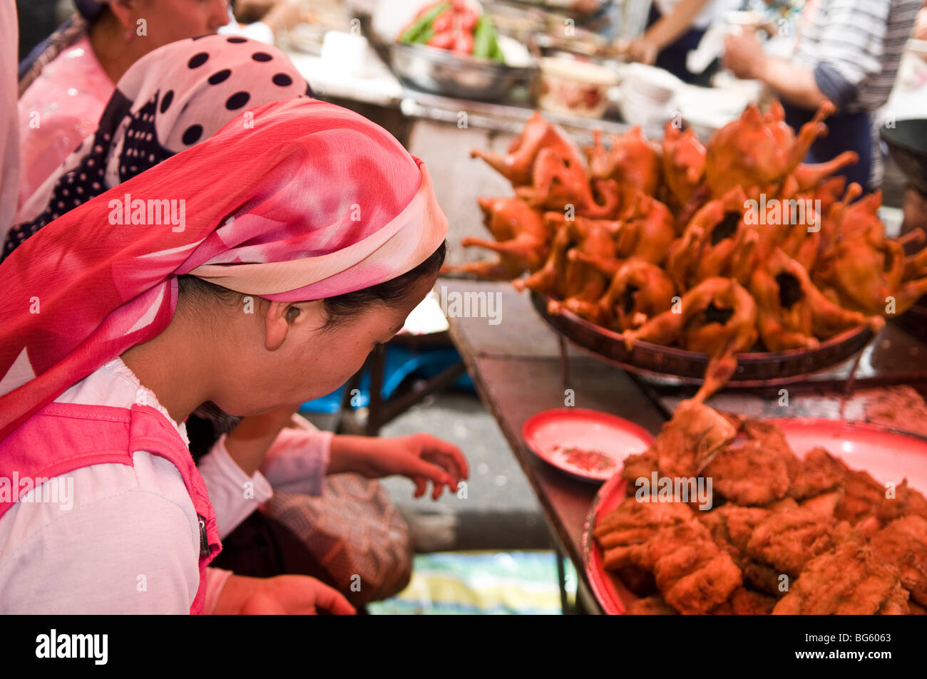 Suppen für das Mittagessen während der anstrengenden Sonntagsmarkt in Kashgar. Stockfoto