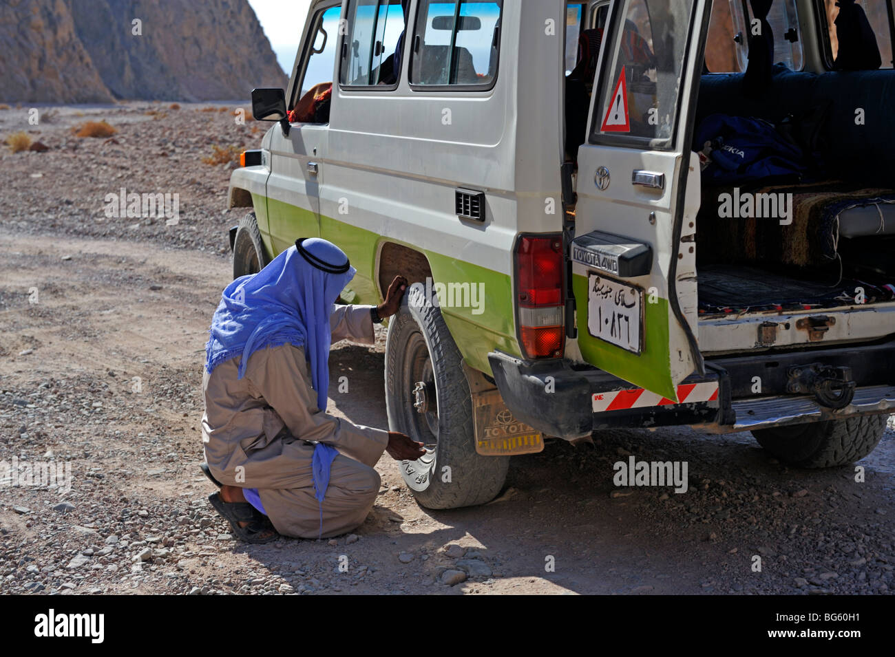 Beduinen-Fahrer, die Verringerung der Reifendruck für weichen Wüstensand, Ras Abu Ghalum Nationalpark, Sinai, Ägypten Stockfoto