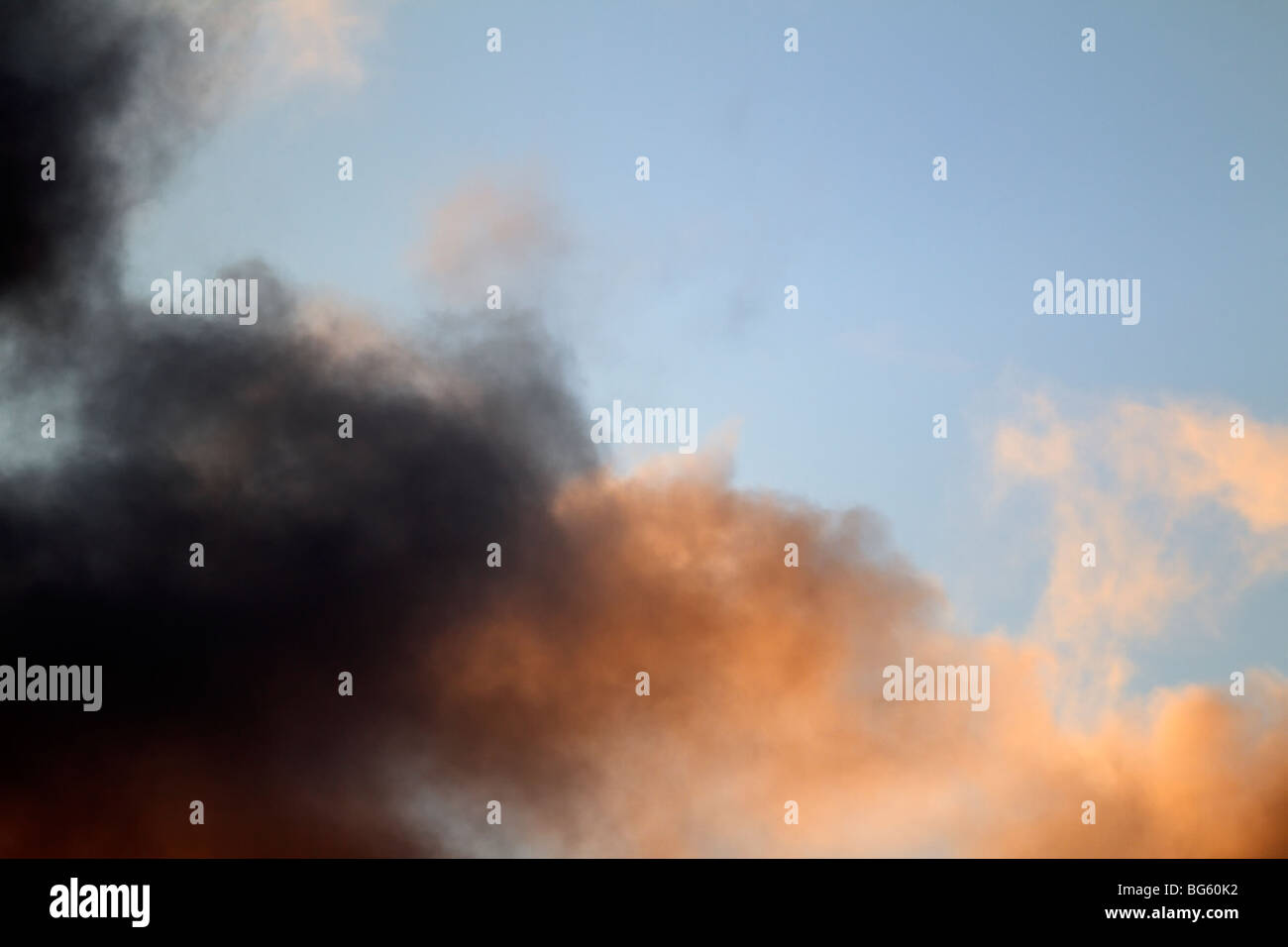 stürmische Wolken schwarz rot blau Stockfoto