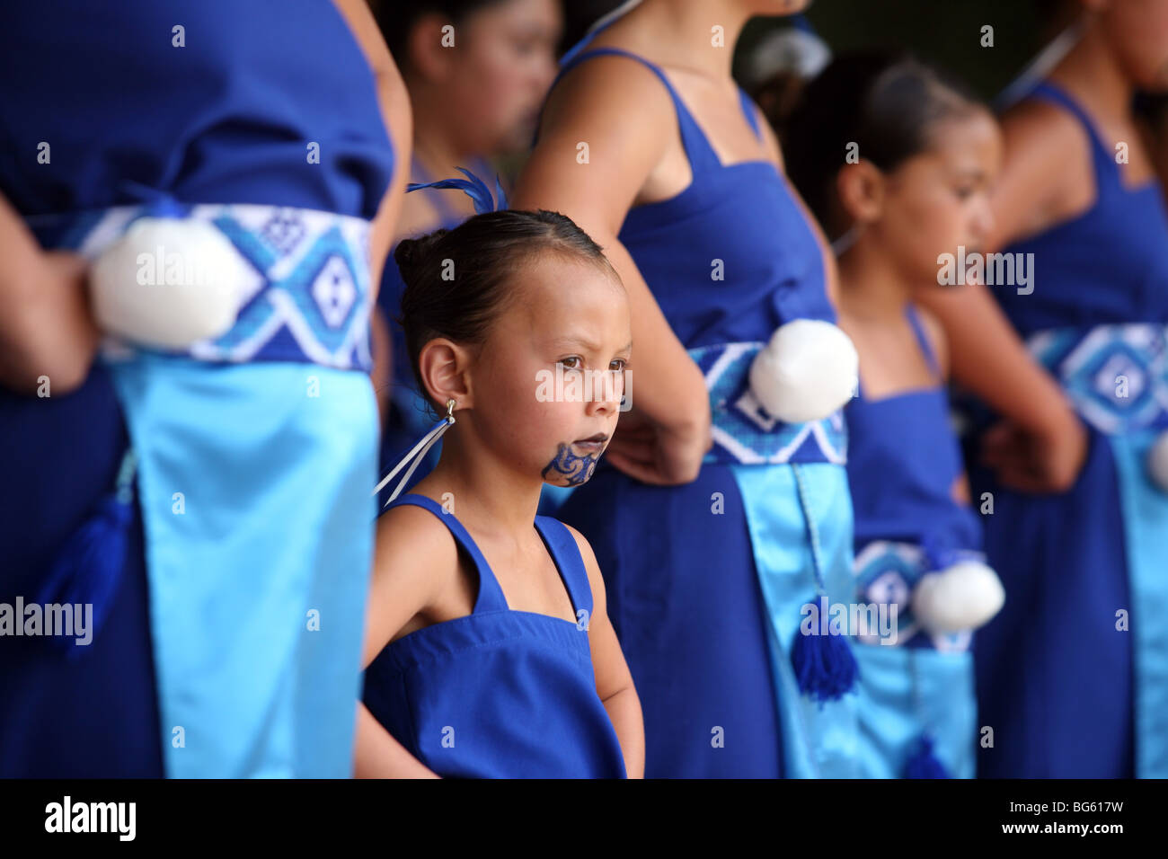 Weibliches Mitglied einer Kapa Haka Roopu tanzen am Waitangi Day Feierlichkeiten auf Waitangi Treaty Grounds, Neuseeland Stockfoto