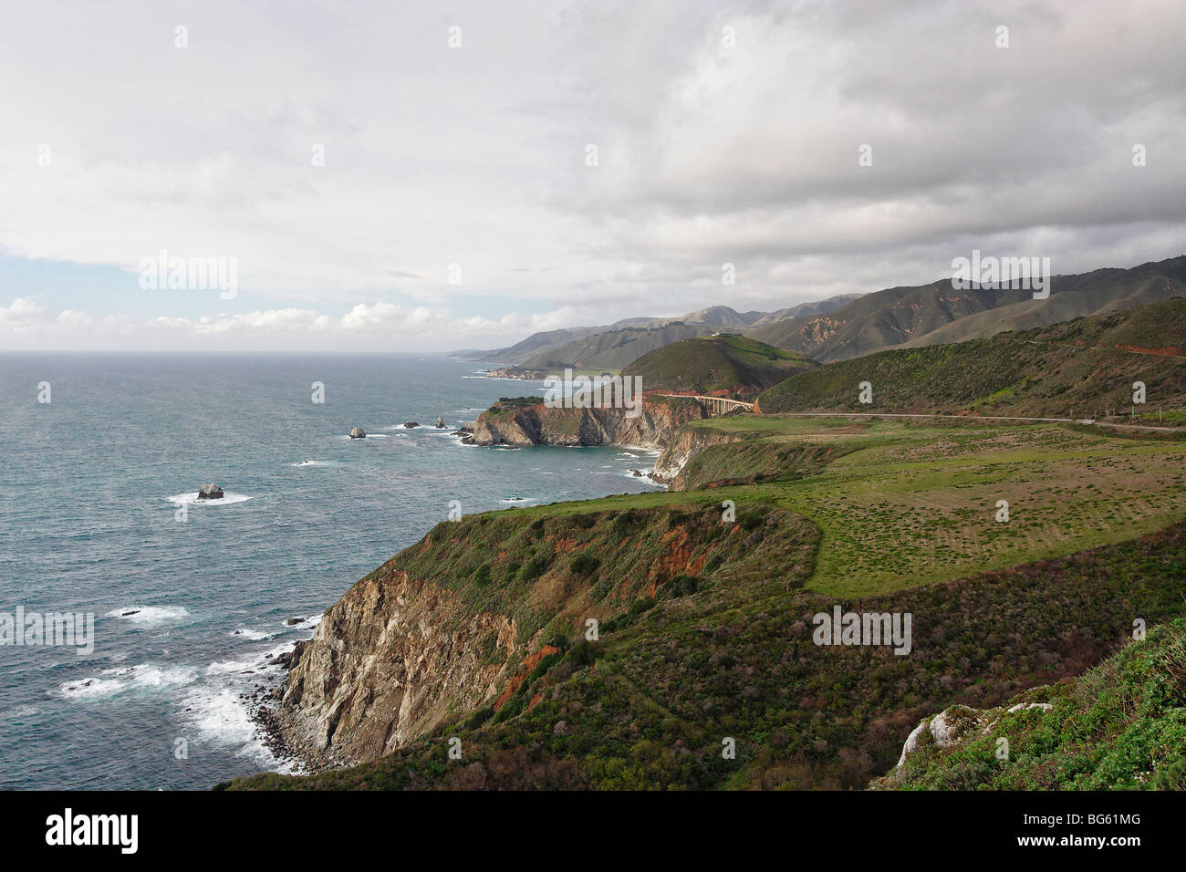 Blick auf eine zerklüftete Küste, Big Sur an der felsigen Creek, Kalifornien Stockfoto