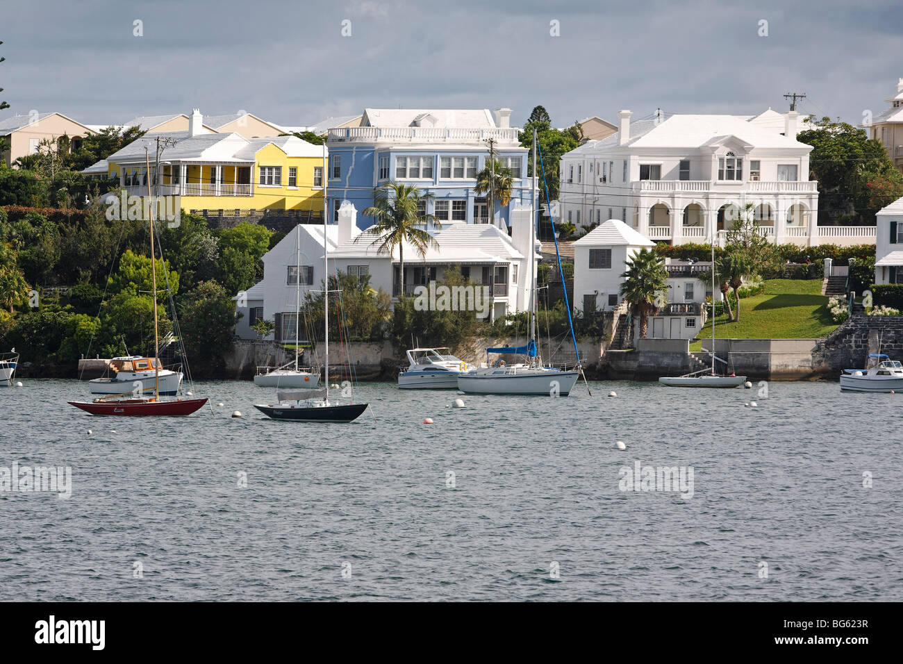 Villen am Ufer, Hamilton, Bermuda Stockfoto